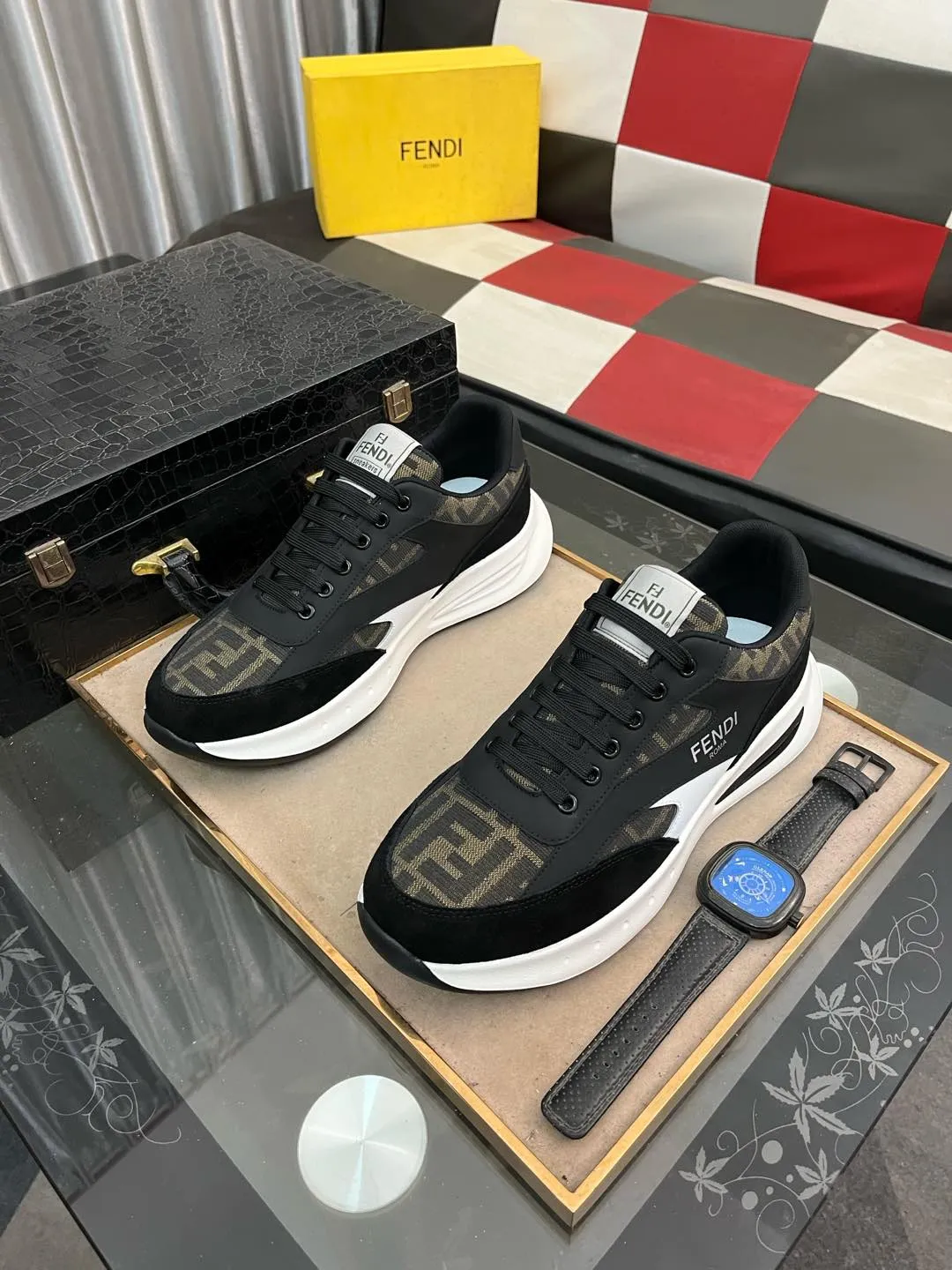 Men's Men's Shoes💰440⌚️⌚️[fendi] Fendi's classic and comfortable men's, this complex sneaker is made of soft calfskin➕genuine leather lining➕original ultra-light rubber material with rough outsole. This unique light style is suitable for the casual and refined sensibility of this season. It is comfortable and natural on the feet. It is an everyday style for casual travel in autumn and winter! 38−443️⃣colors available